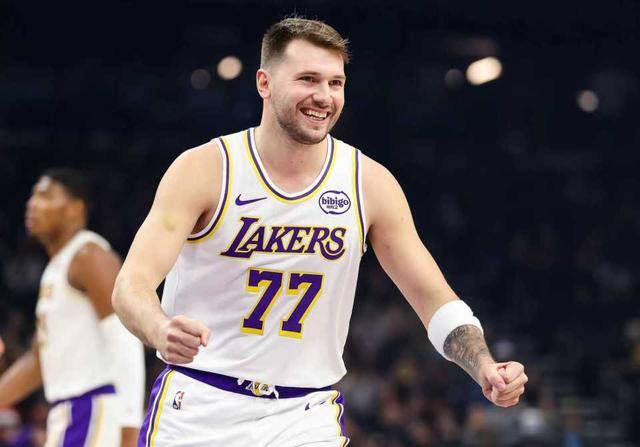 詹姆斯26分准绝杀+制胜盖帽湖人险胜太阳 东契奇29分艾顿20+13