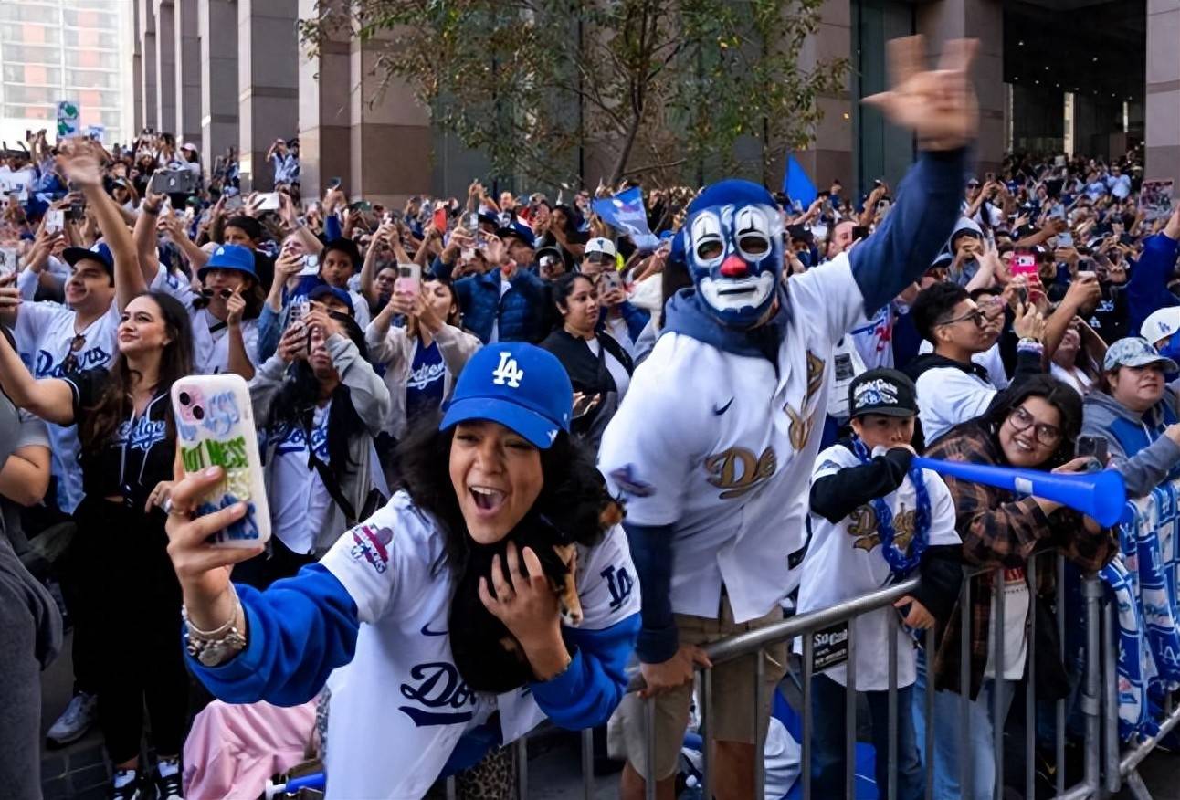 蓝色狂欢席卷洛杉矶，道奇两连冠，封神逆转奇迹铸就城市信仰
