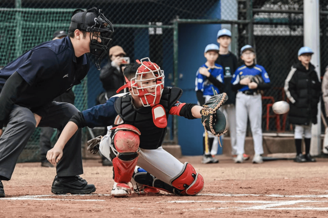 “奔跑吧·少年”棒球垒球曲棍球冬令营暨冠军杯比赛开幕