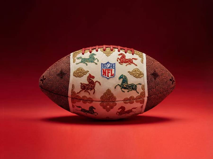 NFL发布马年生肖艺术橄榄球，庆贺超级碗与中国农历新年
