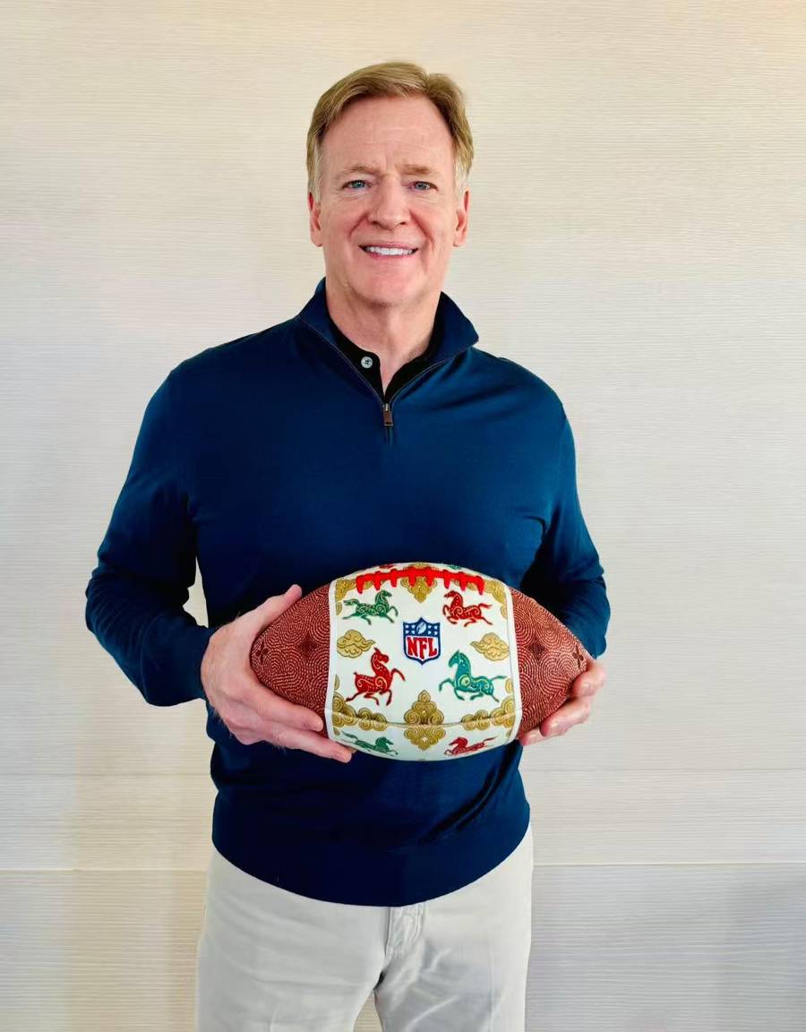 NFL发布马年生肖艺术橄榄球，庆贺超级碗与中国农历新年